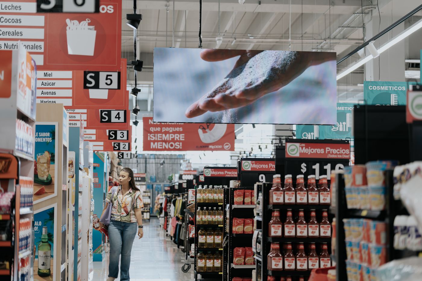 Pasillo de bebidas Hipermercados Olé